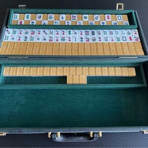 Beautiful Mahjongg set in White & Gold tiles with
Green carrying case( Full Set)